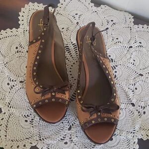 B Makowsky Studded Leather Wedge Sandals Sz 10M